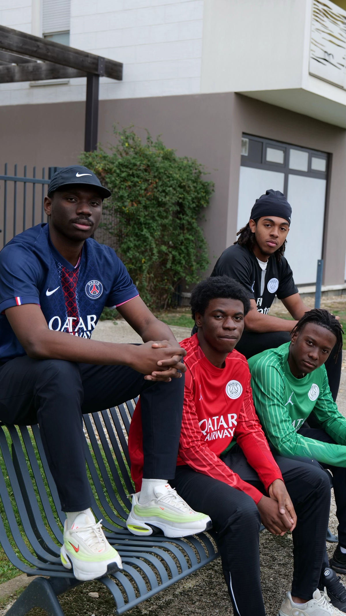 Squad Maison To Sport portant le maillot — créateurs MTS