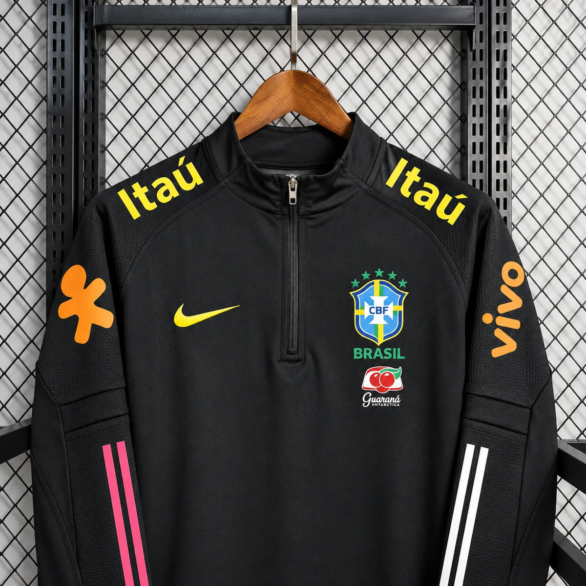 Pull zippé Seleção Brésil noir, plan rapproché