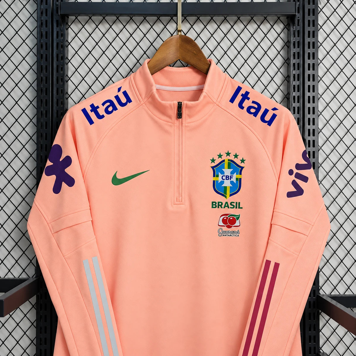 Pull zippé Seleção Brésil rose saumon, plan rapproché