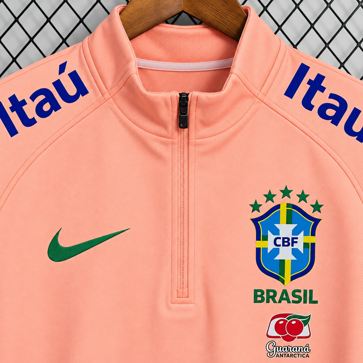 Pull zippé Seleção Brésil rose saumon, détail de l'écusson